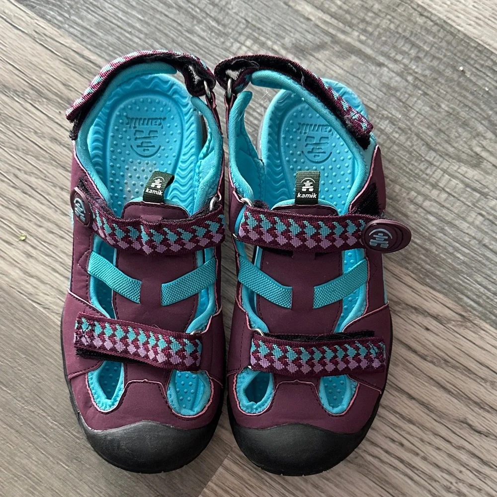 Kamik coral reef Burgundy and Aqua Outdoor Sandals kids size 4